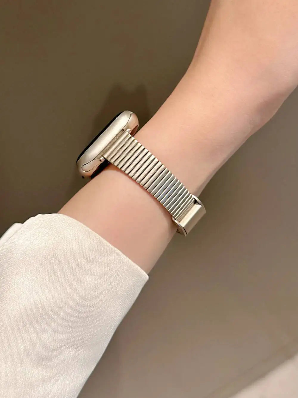 Luxury bracelet For Apple Watch band link women Series 11/8/7/6/10/9 40mm 41mm 38mm 42mm 44mm 45mm 46mm Strap